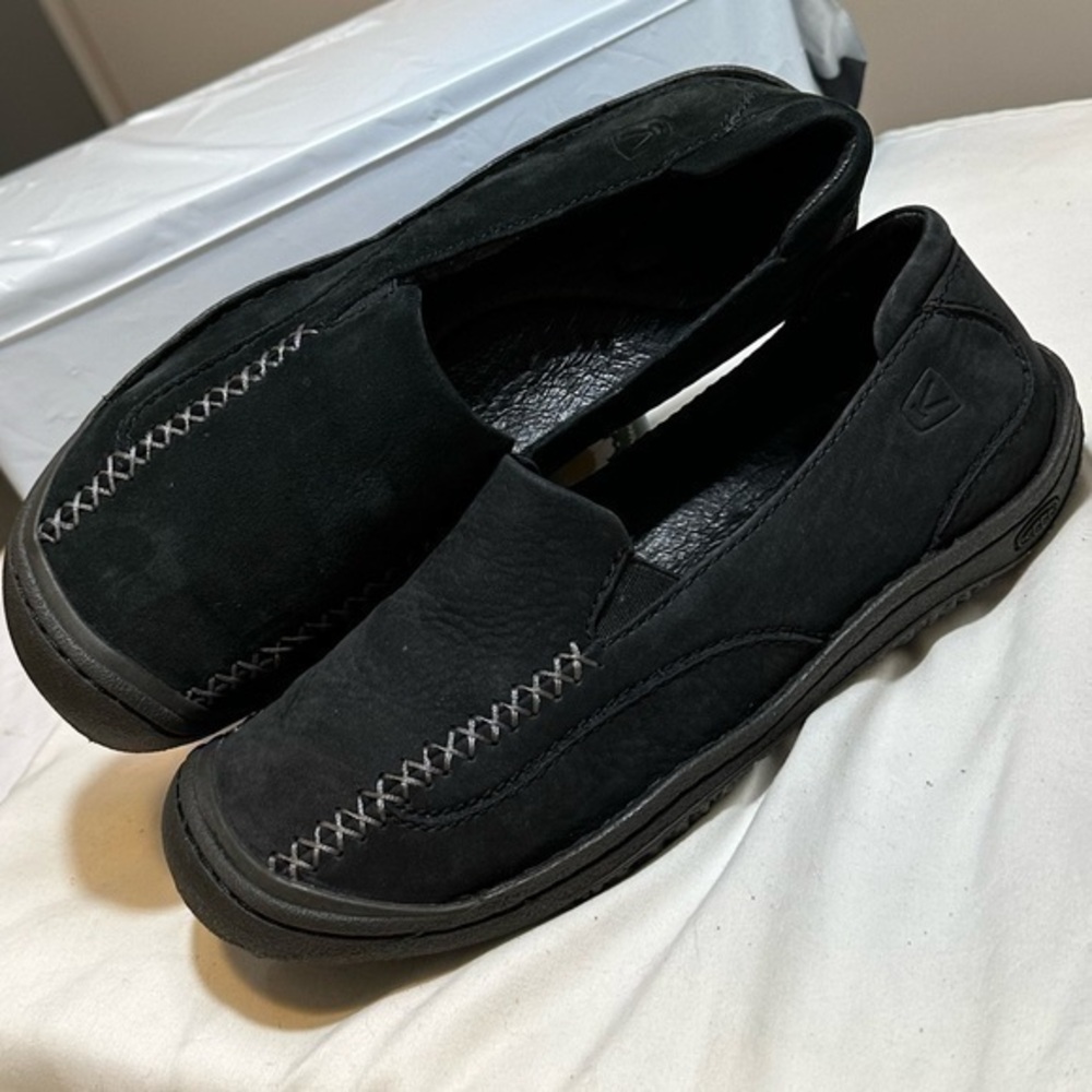 EUC Keen black slip on loafer shoes women 7 suede leather winter waterproof hike